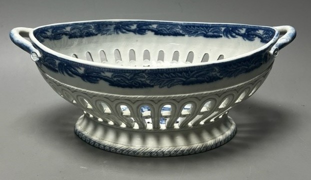 An early 19th century blue and white pearlware oval basket. 28.5cm wide